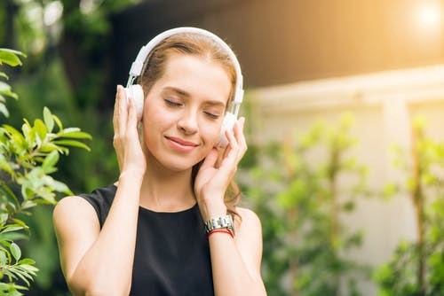 femme casque sur oreilles écoute messages subliminaux pour arrêter de fumer