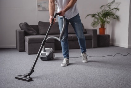 Homme passe aspirateur avant d’arrêter de fumer