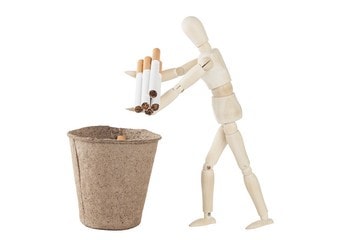 homme jette ses cigarettes car il arrête de fumer