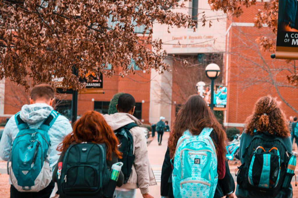 amis-étudiants vont fumer