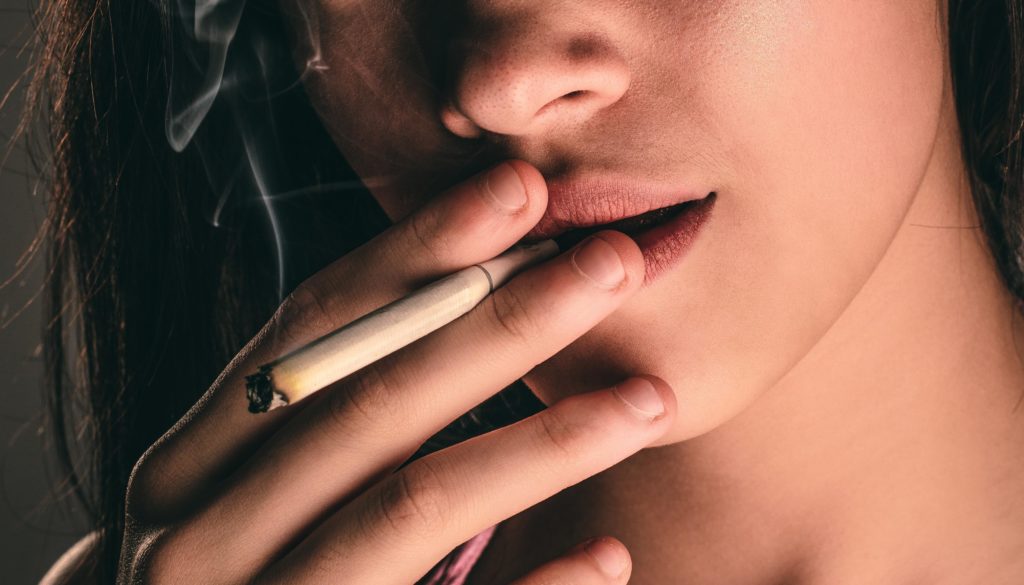 fille cigarette aux lèvres